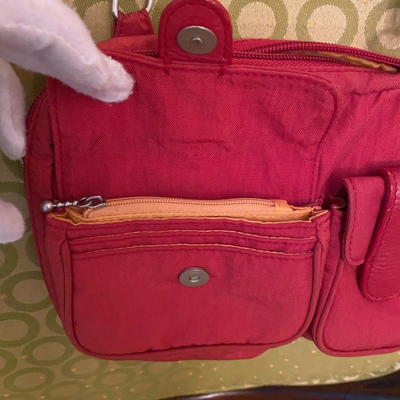 Red nylon Baggalini crossbody bag - Picture 2 of 10